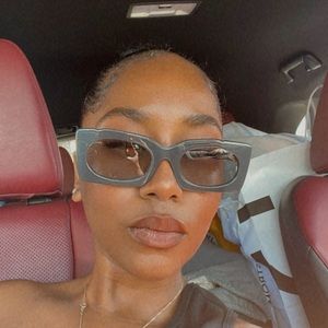 Meet your Posher, Aziza